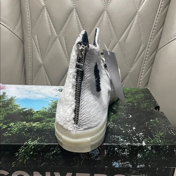 Converse Chuck 70 Low Top Sneakers in Cream & Black - Picture 7 of 12